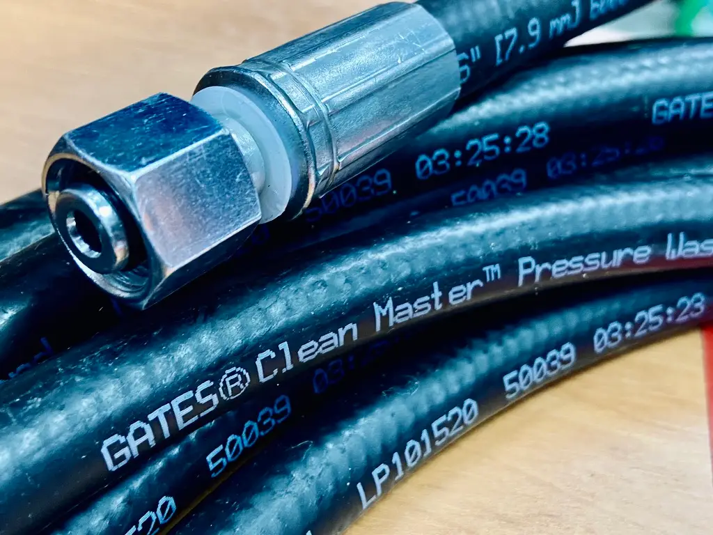 Zakuwanie węży hydraulicznych w Głogowie – Maszyna stoi? Zakujemy na poczekaniu