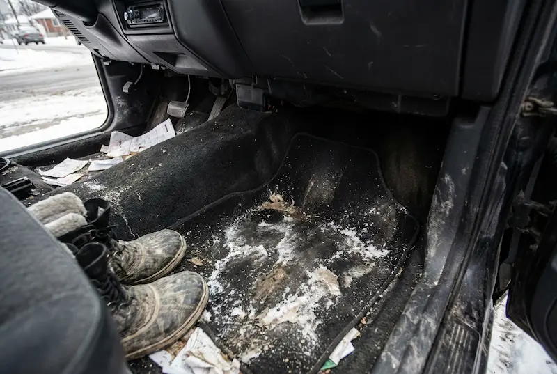 Niezbędny element ochrony auta przed solą w Głogowie – zniszczone dywaniki.